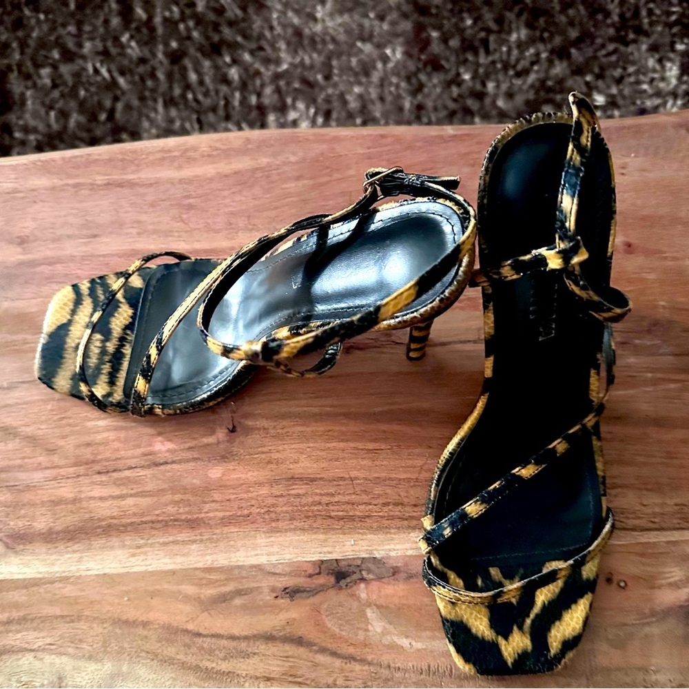 Fashion Nova leopard heels - Picture 4 of 5